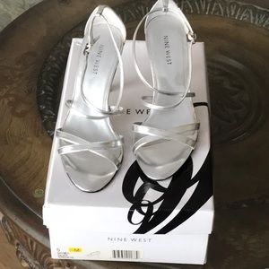 Nine West Shyneo Silver synthetic Size 5 w/clutch